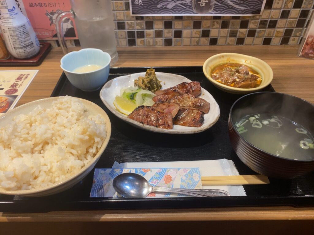 伊達のくら人形町店の熟成大とろ牛たんの炭火焼き定食の写真