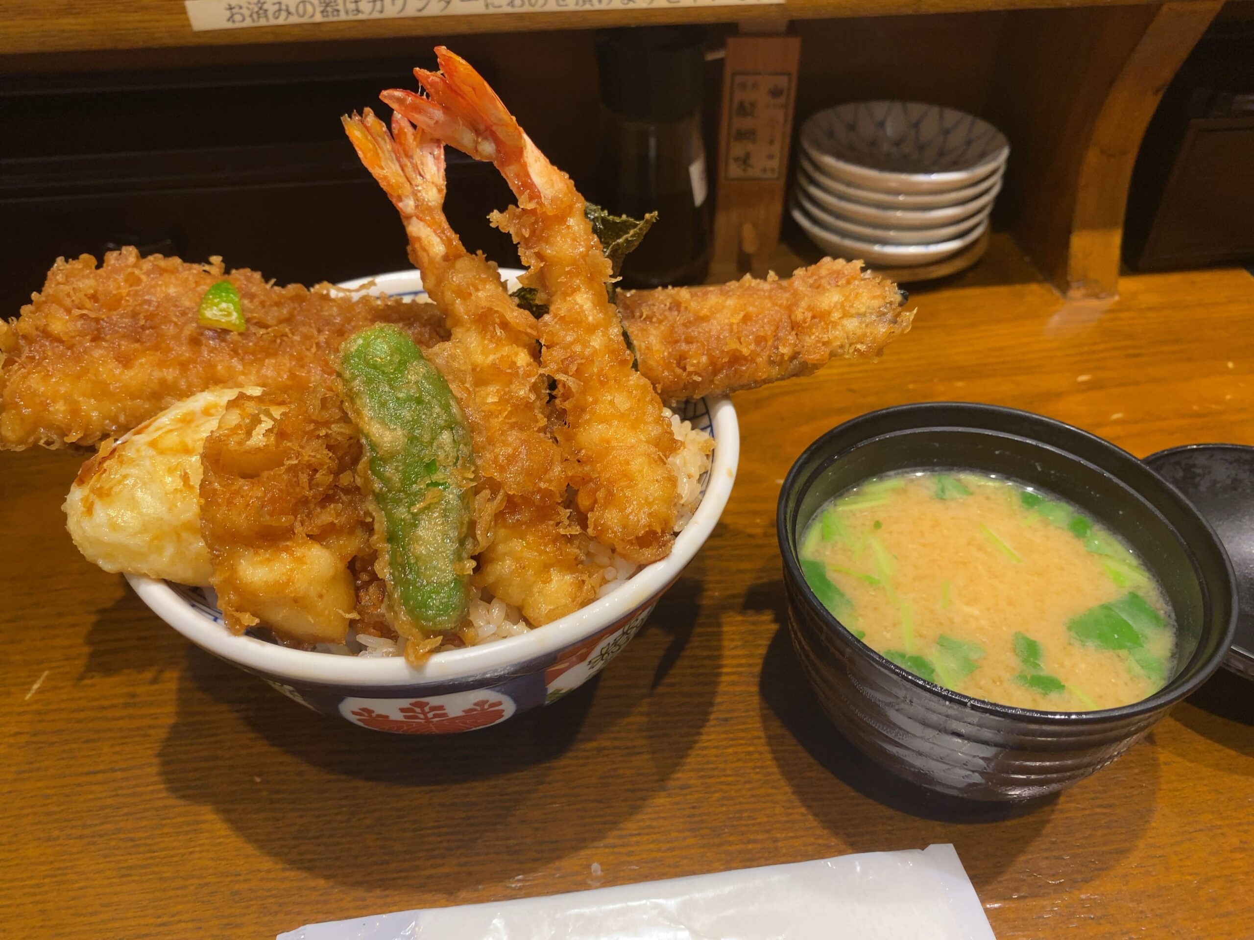 金子半之助本店の天丼と味噌椀の写真