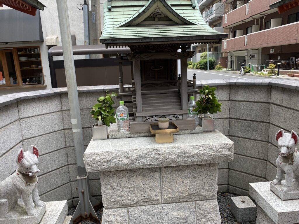 橘稲荷神社の境内