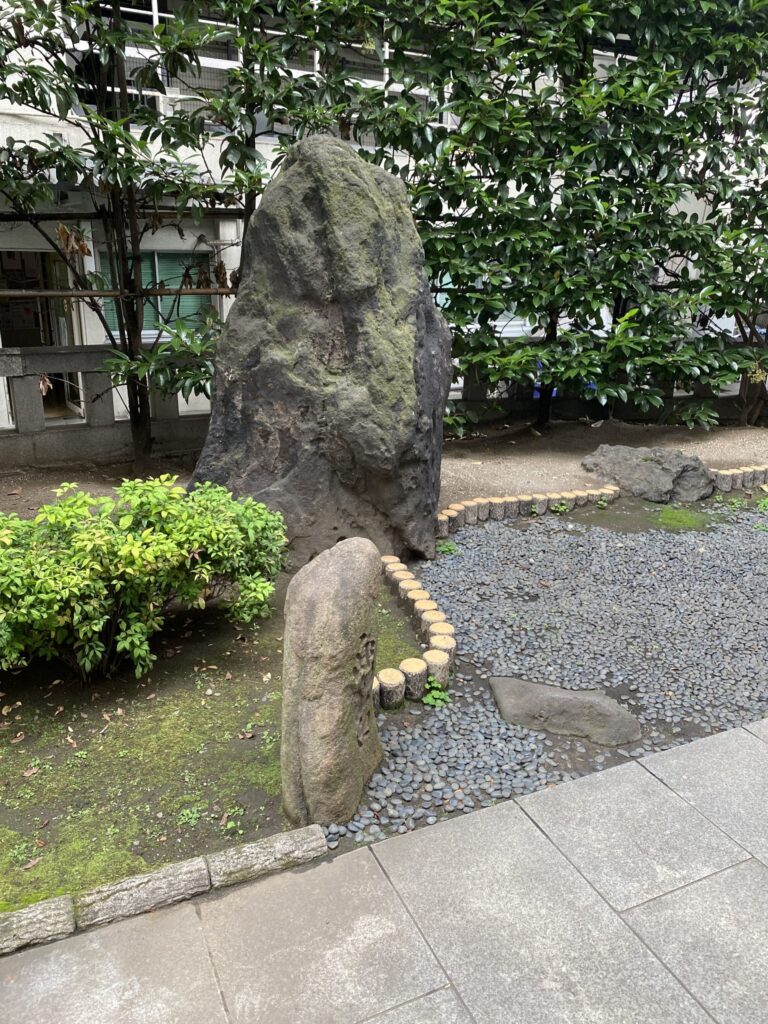 日本橋兜神社の兜岩